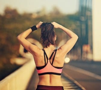Frau von hinten mit trainiertem Rücken im sportlichen Outfit