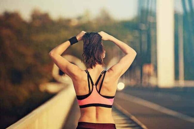 Rückengesundheit Frau von hinten mit trainiertem Rücken im sportlichen Outfit