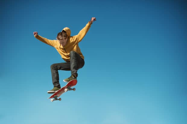Skatboarder macht einen Sprung