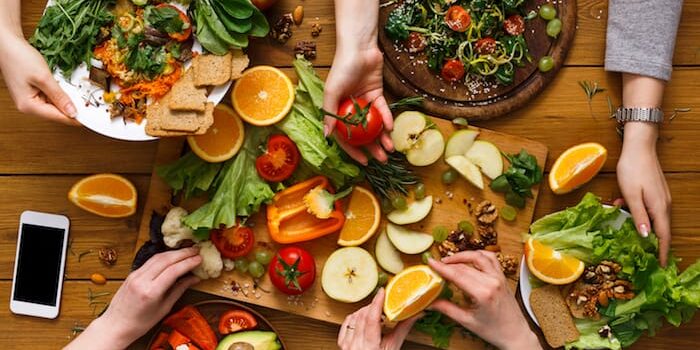 Vegetarische und Vegane Ernährung Tisch gedeckt mit Tellern voller gesunder, vegetarischer und veganer Lebensmitteln