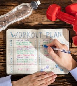 Aufgeschlagener Kalender mit Terminen zum Training eines Sportsüchtigen