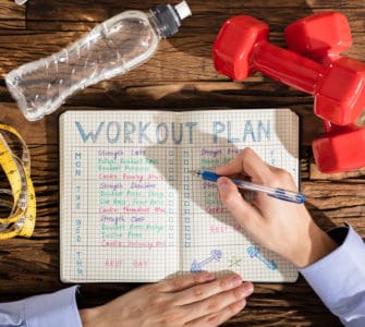Aufgeschlagener Kalender mit Terminen zum Training eines Sportsüchtigen