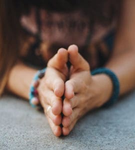 Hände einer Frau gefaltet aus Dankbarkeit