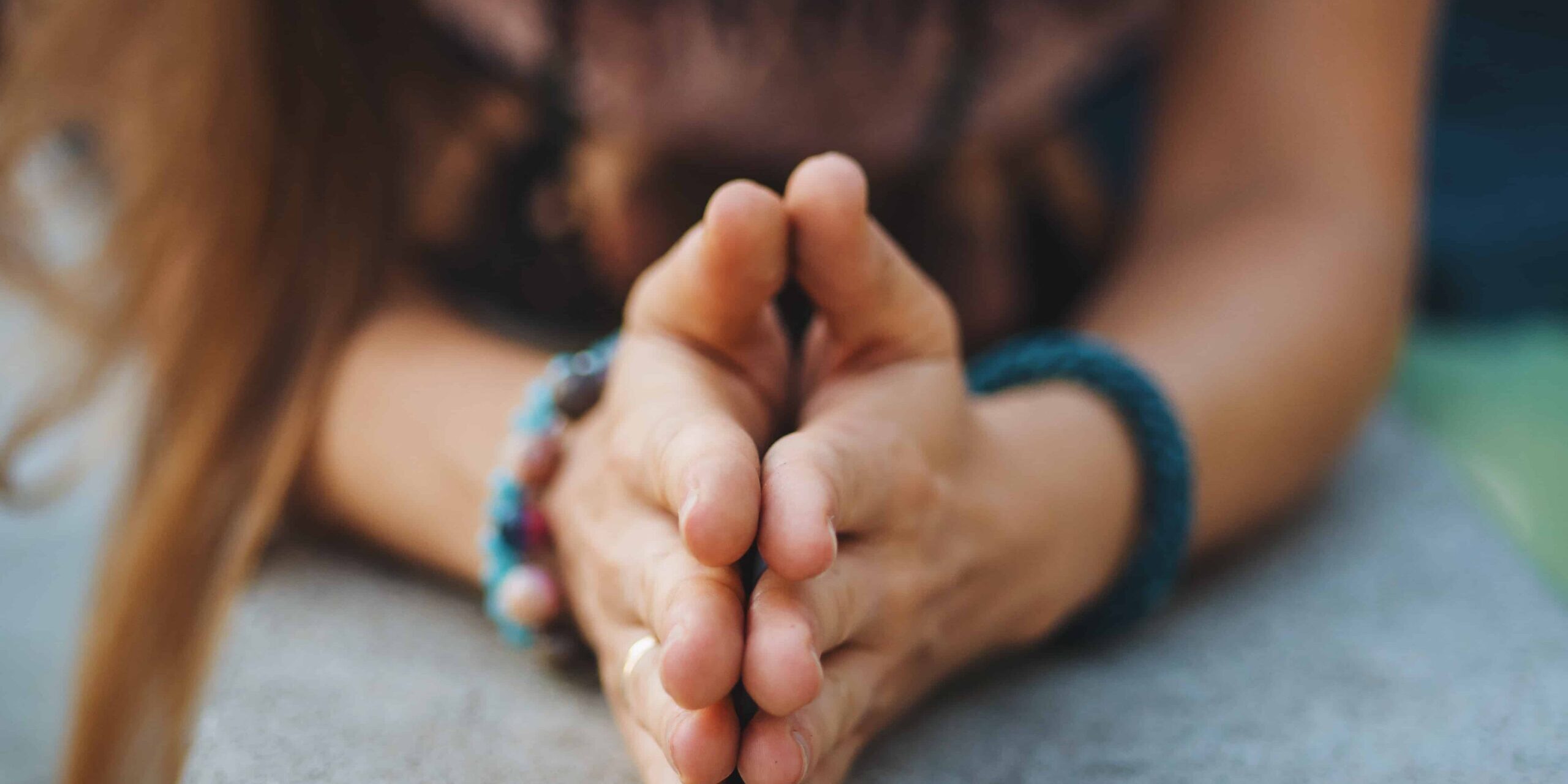 Dankbarkeit Hände einer Frau gefaltet aus Dankbarkeit