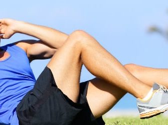 Mann macht Situps
