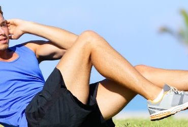 Mann macht Situps