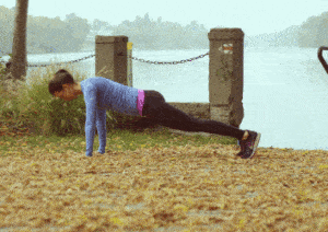 Beim Snap Jump springst Du vom Liegestütz in den Squat.