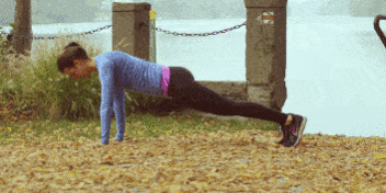 Beim Snap Jump springst Du vom Liegestütz in den Squat.