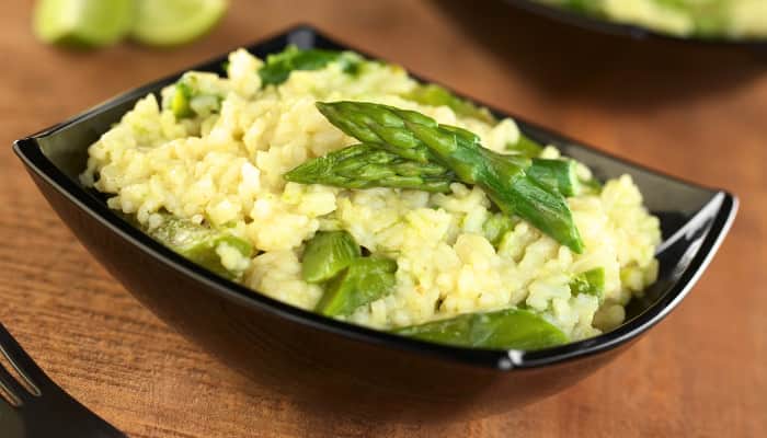 Spargel-Risotto in schwarzer Keramikschale