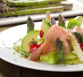 Spargelsalat mit Avocado und Schinken