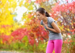 Eine kranke Sportlerin im Wald