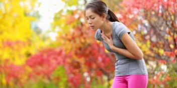 Eine kranke Sportlerin im Wald