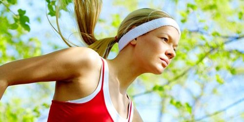 Frau mit Zopf und Haarband