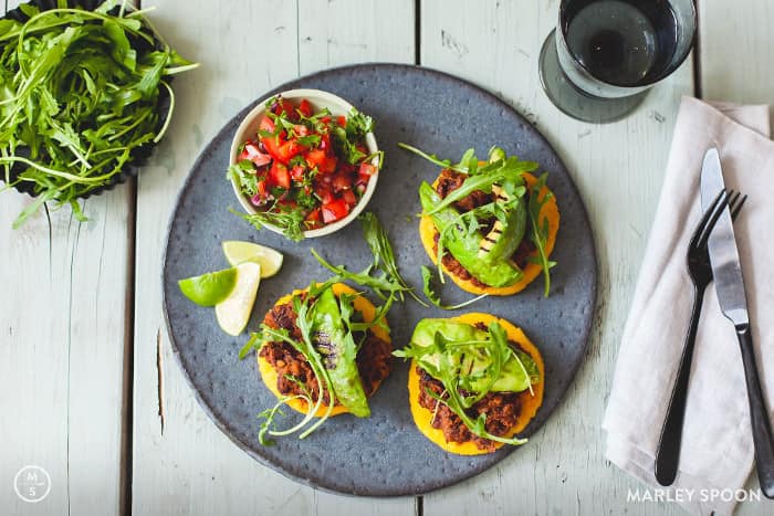 Südamerikanische Arepas mit Avocado und Bohnen