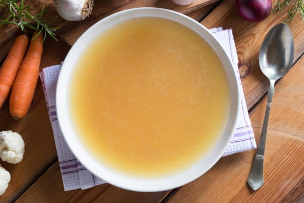 Fastensuppe in weißer Schale