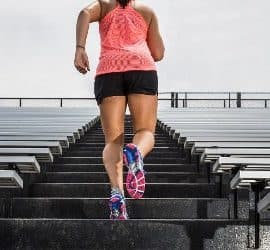 Sportlerin macht Tabata Training auf einer Treppe.