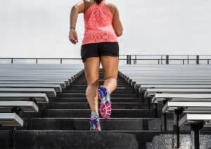 Sportlerin macht Tabata Training auf einer Treppe.