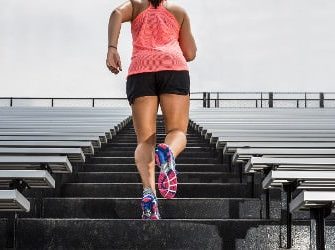 Sportlerin macht Tabata Training auf einer Treppe.