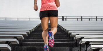 Sportlerin macht Tabata Training auf einer Treppe.