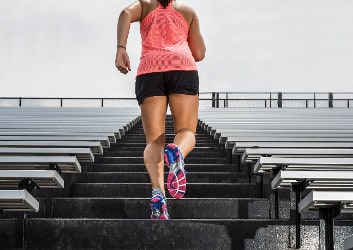 Sportlerin macht Tabata Training auf einer Treppe.