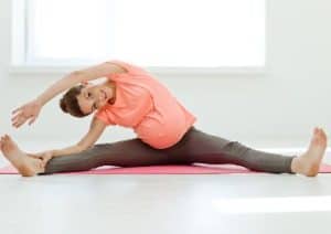 Schwangere Frau trainiert