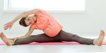 Schwangere Frau trainiert