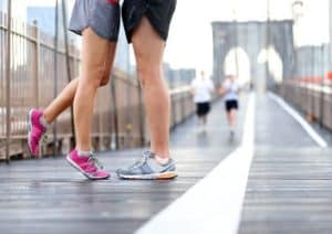 Päärchen beim Training im auf einer Brücke