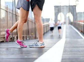 Päärchen beim Training im auf einer Brücke
