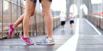 Päärchen beim Training im auf einer Brücke
