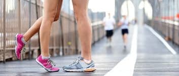 Päärchen beim Training im auf einer Brücke