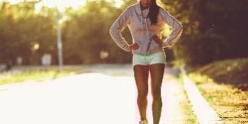 Sportlerin macht Pause beim Training