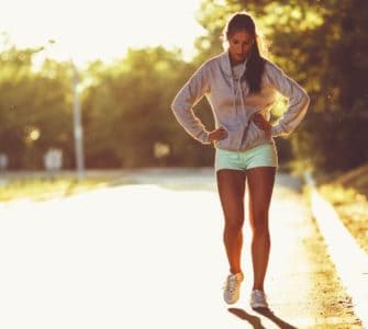 Sportlerin macht Pause beim Training