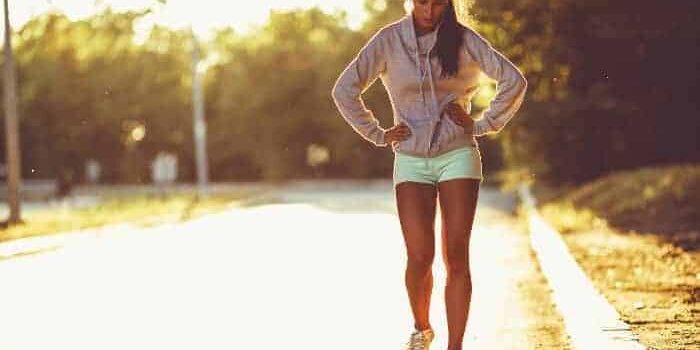 training pause anzeichen_fullsize Sportlerin macht Pause beim Training