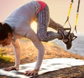 Sportlerin beim TRX Training