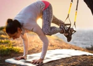 Sportlerin beim TRX Training