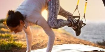 Sportlerin beim TRX Training