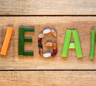 Schrift VEGAN aus Gemüse