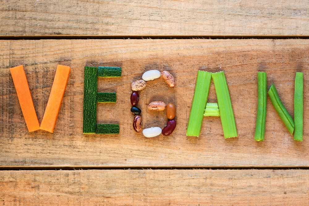 Schrift VEGAN aus Gemüse