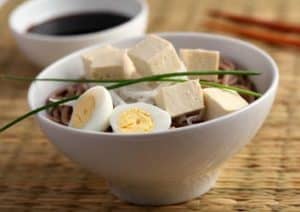 Eier und Tofu sind zwei hochwertige vegetarische Eiweißquellen