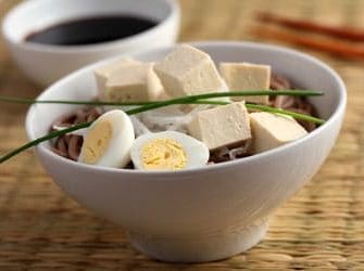 Eier und Tofu sind zwei hochwertige vegetarische Eiweißquellen