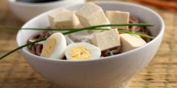 vegetarische-proteinquellen Eier und Tofu sind zwei hochwertige vegetarische Eiweißquellen