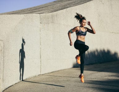 Frau macht Sport zum Entwässern