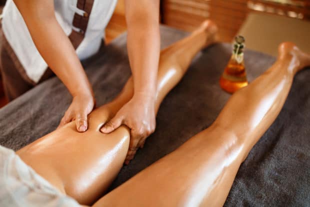 Massage der Beine mit Öl