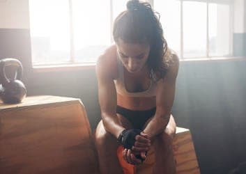Sportlerin denkt nach über GYMONDO Programme