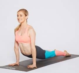 Frau bei der Ausführung der Yoga-Übung Cobra