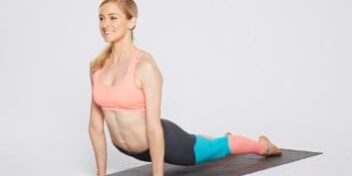 yoga-cobra Frau bei der Ausführung der Yoga-Übung Cobra