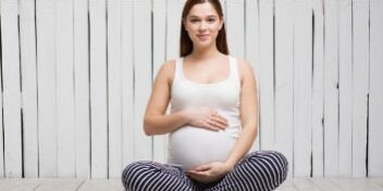 yoga schwangerschaft schwangere frau im lotussitz