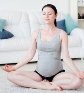 Frau im Yogasitz
